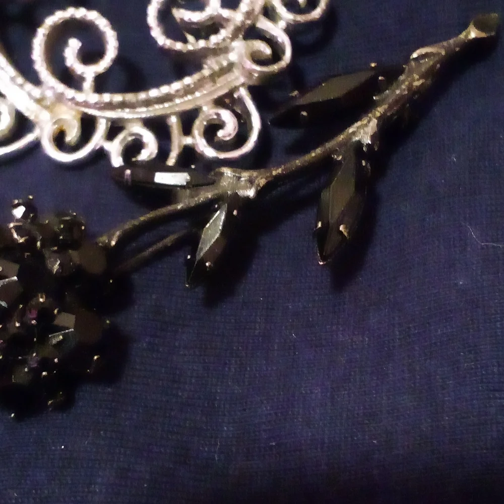Lot Of 4 Vintage Brooches Pins Leaf Avon Black Flower